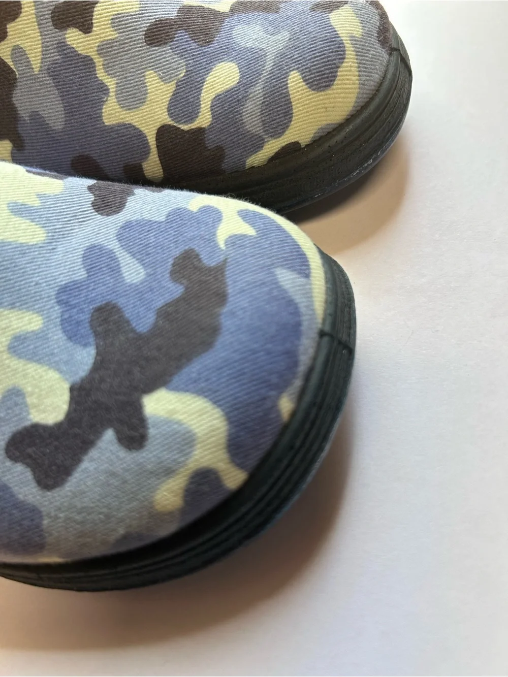 Boys’ Sz 8 Foam Sole indoor/outdoor blue camouflage mule-style slippers